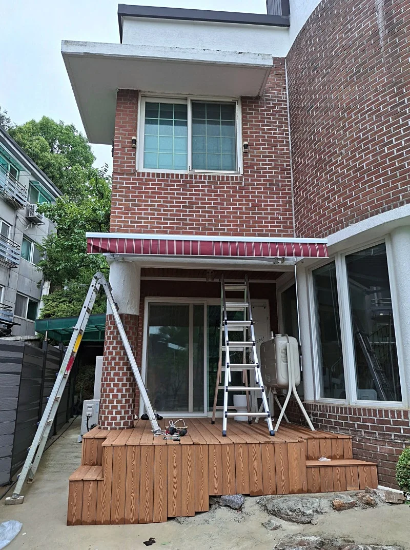 동탄 전원주택 데크에 설치된 스트라이프 어닝