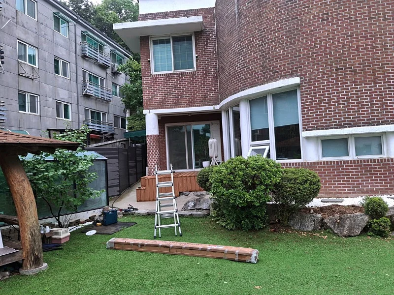 주택과 어닝이 함께 보이는 동탄 현장 전경