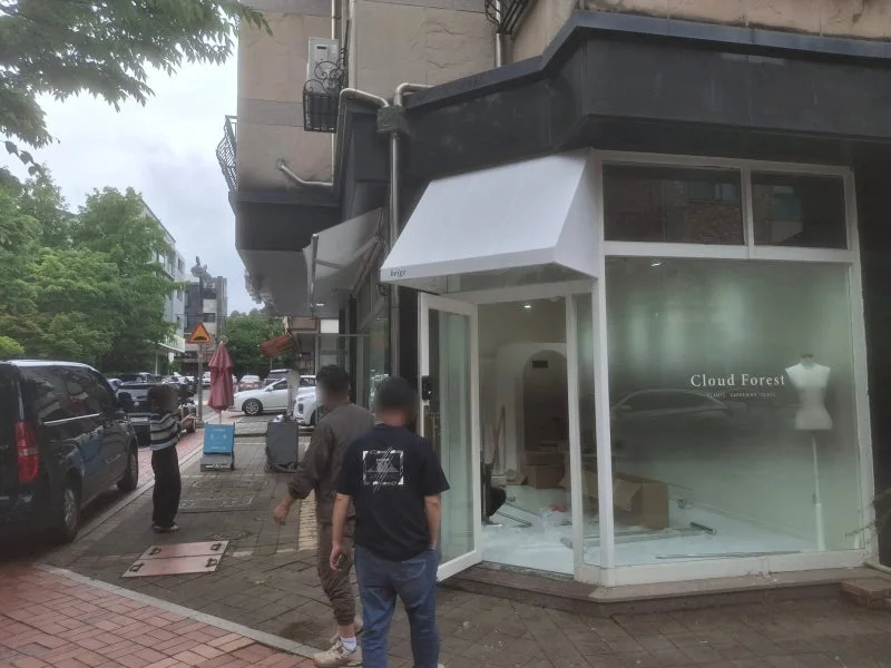 광교 의류매장에 설치된 밝은 색상의 어닝